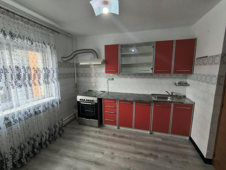 Apartament cu 3 camere decomandat, mobilat în