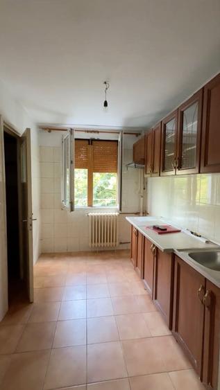 Apartament cu 3 camere semidecomandat în Drumul Taberei