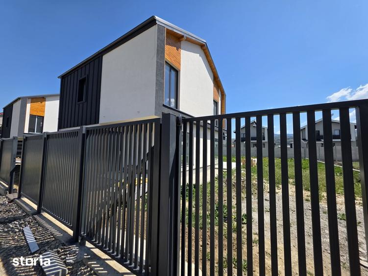 Casă cu 5 camere cu Teren 550 Mp în Cristian