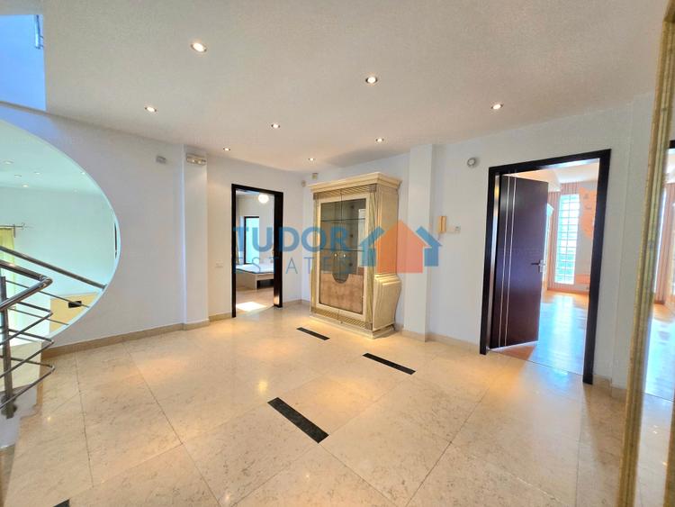 Casă individuală cu 7 camere cu Canalizare în Central