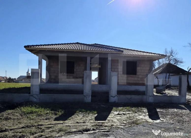 Casă cu 4 camere cu Teren 800 Mp în Amați