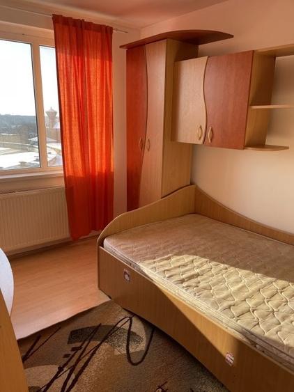 Apartament cu 3 camere semidecomandat, mobilat în Grivița