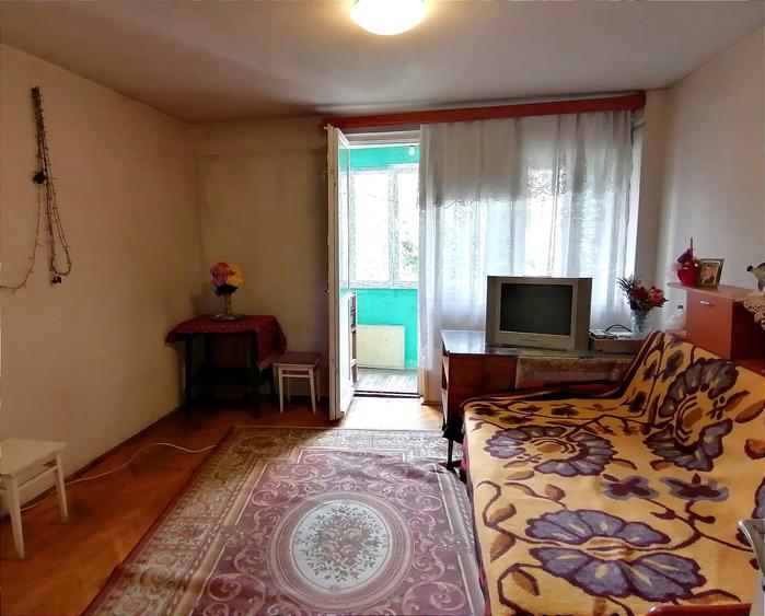 Apartament cu 3 camere semidecomandat în Titan