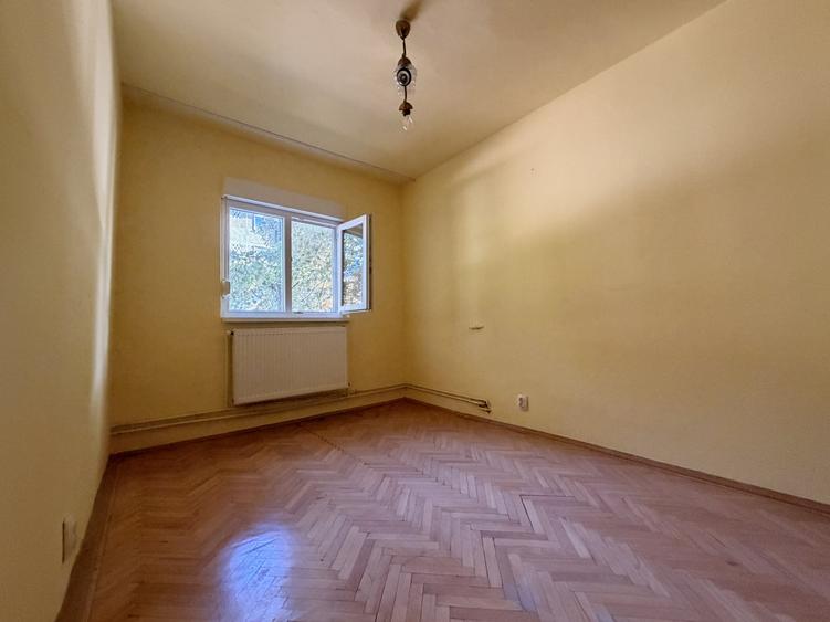 Apartament cu 3 camere semidecomandat în Circumvalațiunii