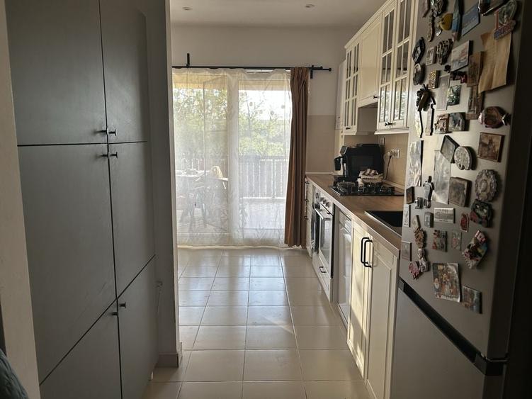 Apartament cu 3 camere decomandat în Ostratu