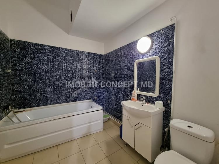 Casă individuală cu 8 camere cu Canalizare în Ultracentral