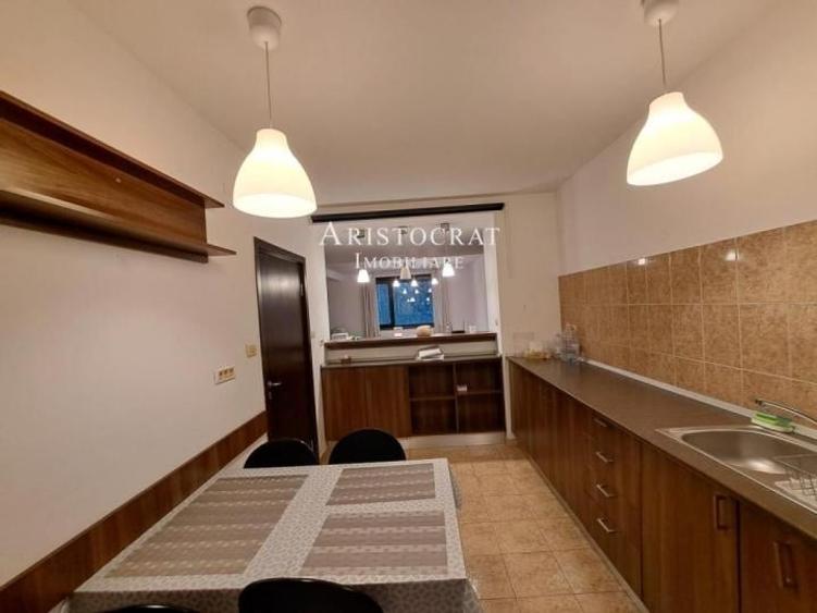 Casă cu 7 camere cu Teren 500 Mp în Corbeanca