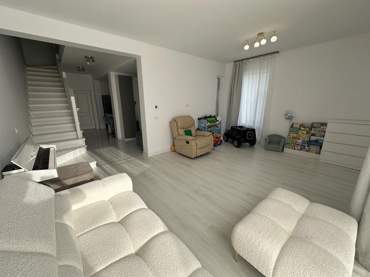Duplex cu 4 camere cu Canalizare în Sud