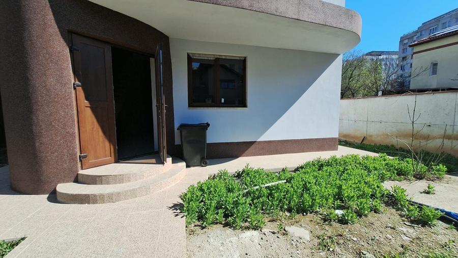 Casă individuală cu 9 camere cu Canalizare în Titan