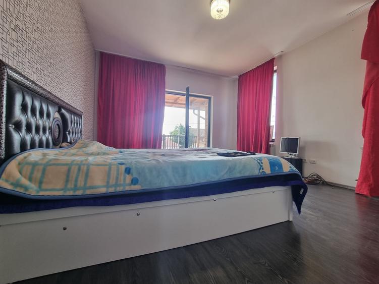 Casă individuală cu 8 camere cu Canalizare în CFR