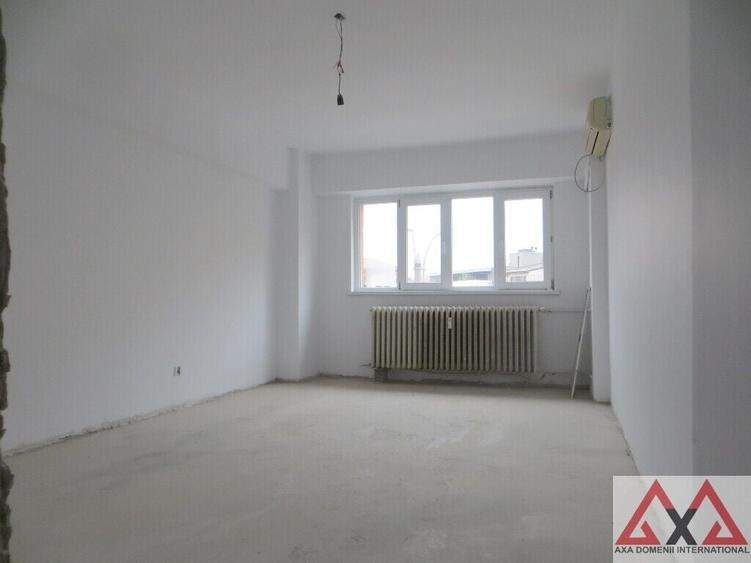 Apartament cu 4 camere decomandat în Iancului