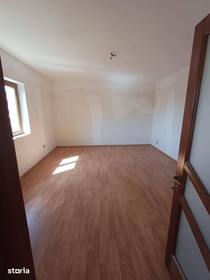 Casă cu 4 camere cu Teren 1130 Mp în Central