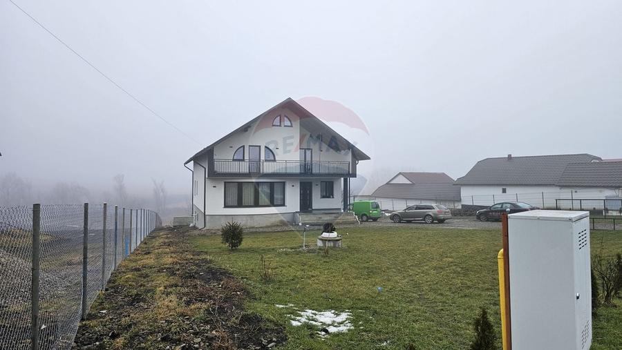 Casă cu 5 camere cu Teren 2500 Mp în Moara Nica