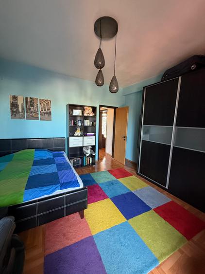 Apartament cu 4 camere semidecomandat, mobilat în P-ța Romană