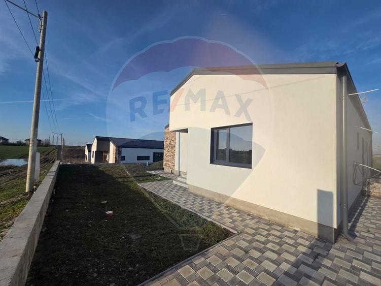 Casă cu 4 camere cu Teren 560 Mp în Balotești