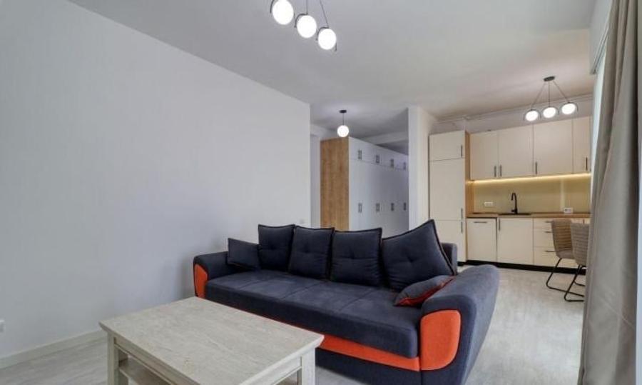 Apartament cu 3 camere semidecomandat, mobilat în Decebal