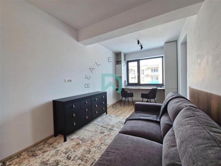 Apartament cu 3 camere decomandat, mobilat în Tractorul