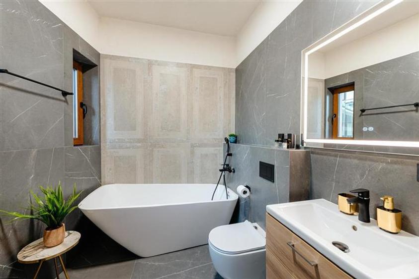 Apartament cu 3 camere circular, mobilat în Central