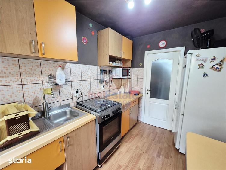 Apartament cu 3 camere în Podu Roș