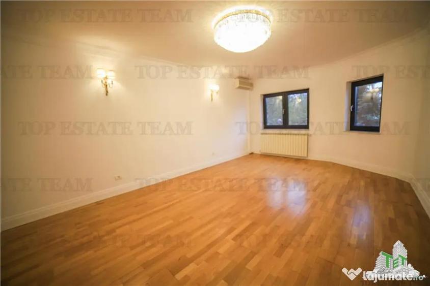Casă cu 7 camere cu Teren 300 Mp în Central