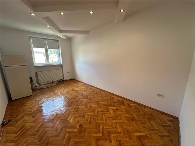 Apartament cu 3 camere semidecomandat, mobilat în Luncă