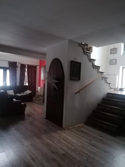 Casă individuală cu 5 camere cu Canalizare în Traian