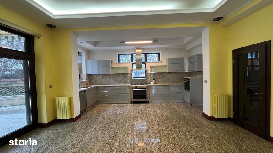 Casă cu 7 camere cu Teren 652 Mp în Sud