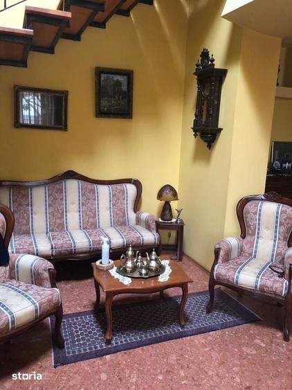Casă cu 8 camere cu Teren 750 Mp în Central