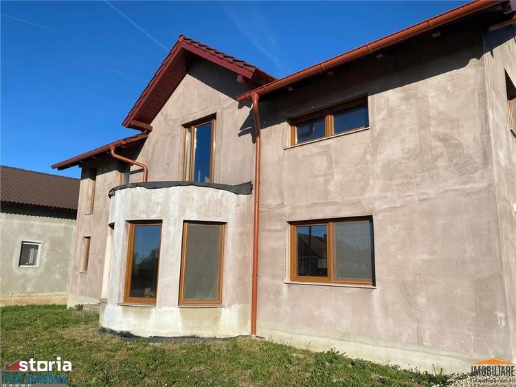 Casă cu 6 camere cu Teren 923 Mp în Târnova