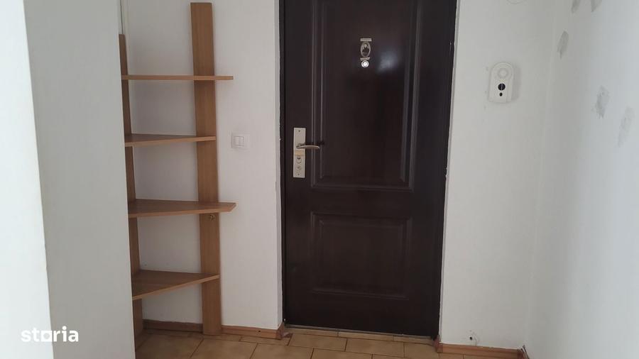 Apartament cu 3 camere semidecomandat în Micro 3