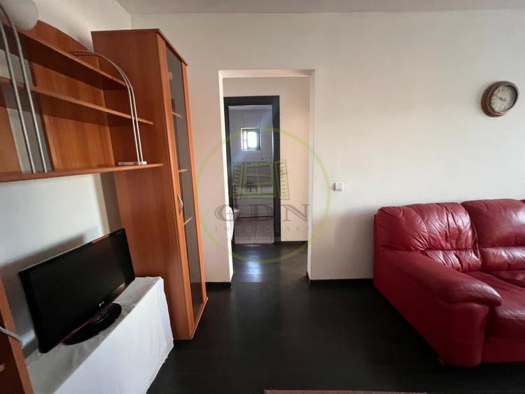 Apartament cu 3 camere semidecomandat, mobilat în Sărari