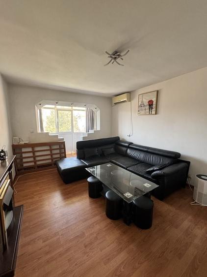 Apartament cu 3 camere semidecomandat în Craiovița Nouă