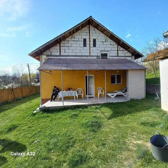 Casă cu 3 camere cu Teren 2596 Mp în Central