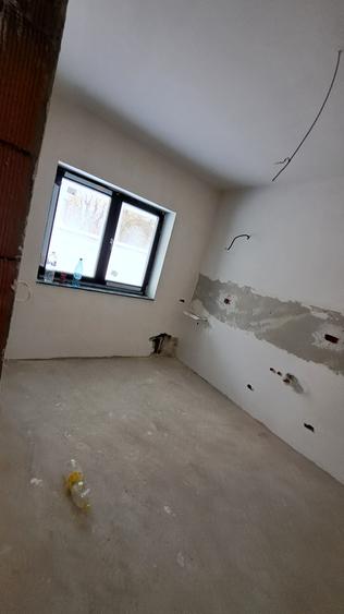 Casă cu 5 camere cu Teren 80 Mp în Bucureștii Noi