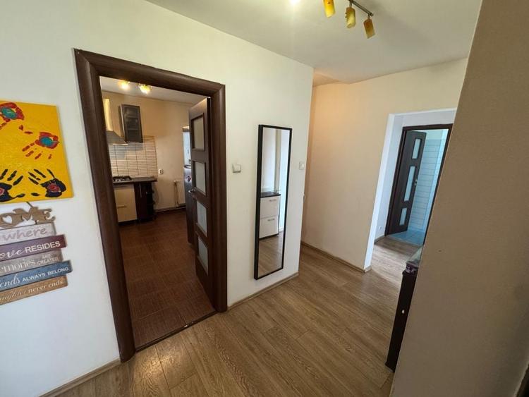 Apartament cu 3 camere semidecomandat, mobilat în Rahova