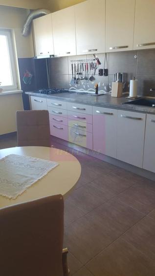 Apartament cu 4 camere semidecomandat în Berceni