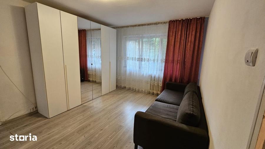 Apartament cu 2 camere semidecomandat în Craiovița Nouă