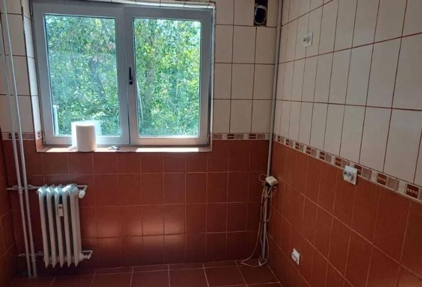 Apartament cu 3 camere semidecomandat în Titan