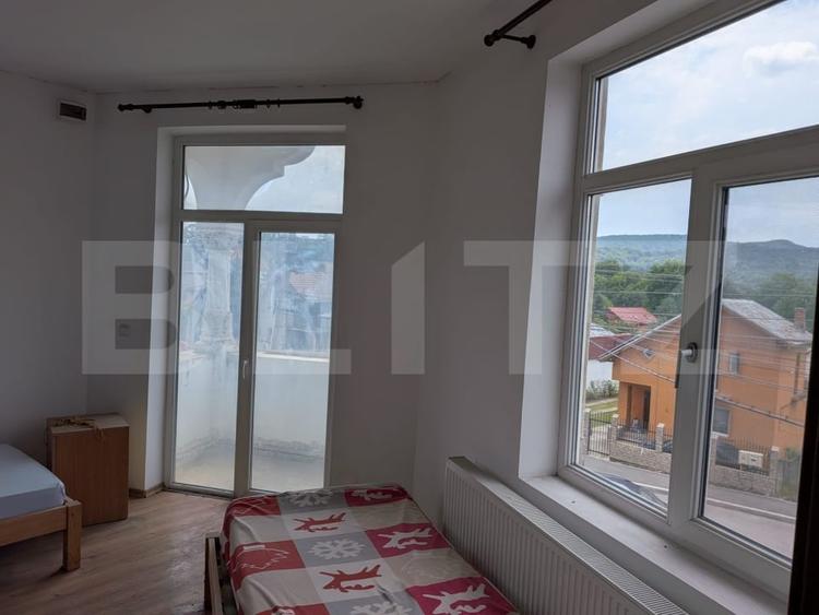 Casă individuală cu 9 camere cu Canalizare în Pucioasa