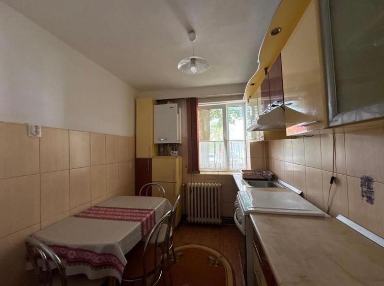 Apartament cu 4 camere decomandat, mobilat în Independenței