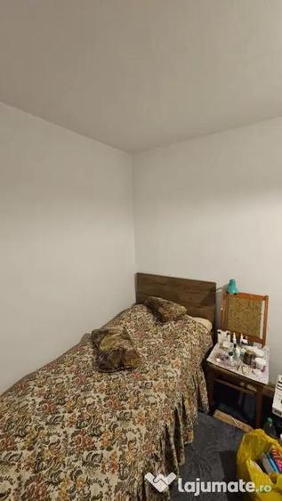 Apartament cu 3 camere semidecomandat în Cina