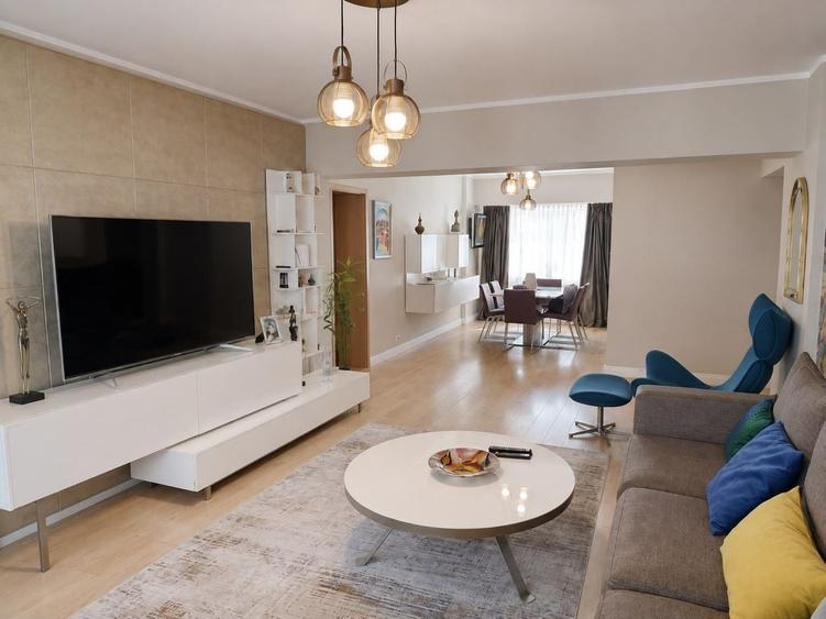 Apartament cu 4 camere în Victoriei
