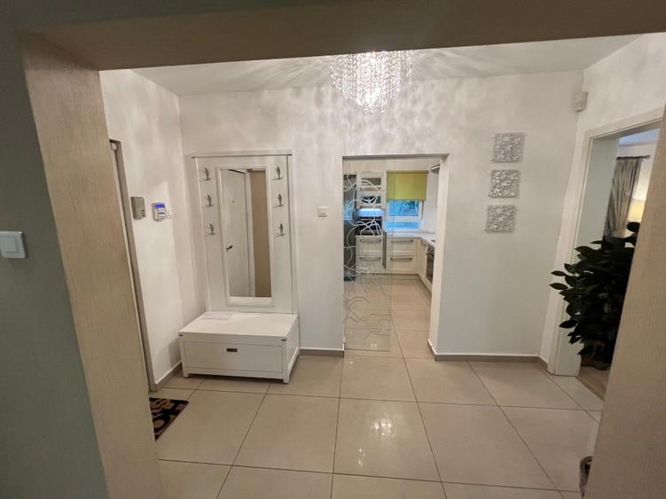 Apartament cu 4 camere decomandat, mobilat în Costin Georgian