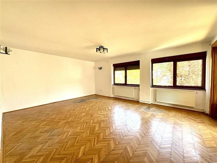 Casă individuală cu 7 camere cu Teren 382 Mp în Ultracentral
