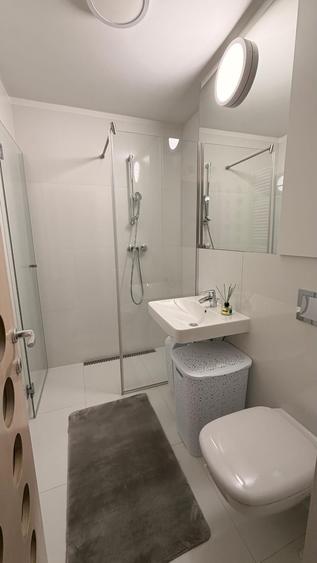 Apartament cu 5 camere decomandat în George Enescu