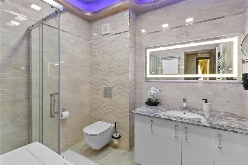 Apartament cu 4 camere decomandat, mobilat în Tractorul