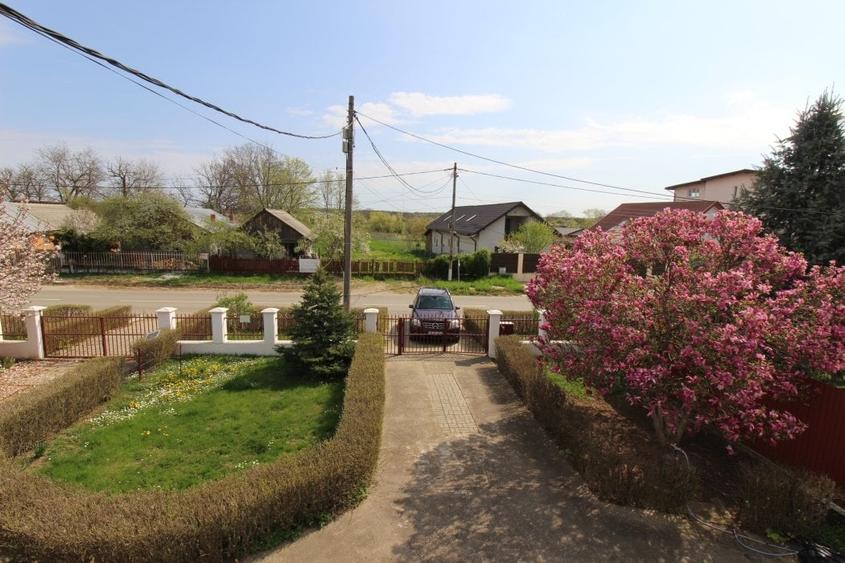 Casă cu 9 camere cu Garaj în Ciolpani