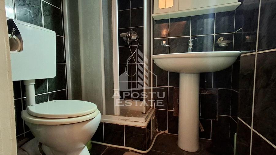 Apartament cu 4 camere semidecomandat, mobilat în Micălaca