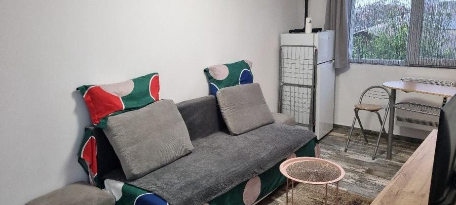 Garsonieră decomandată în Vest