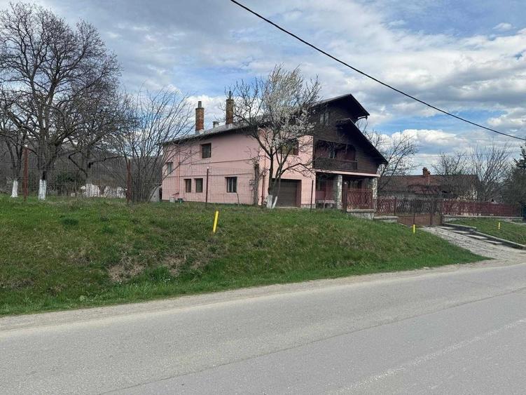 Casă cu 4 camere în Gura Beliei